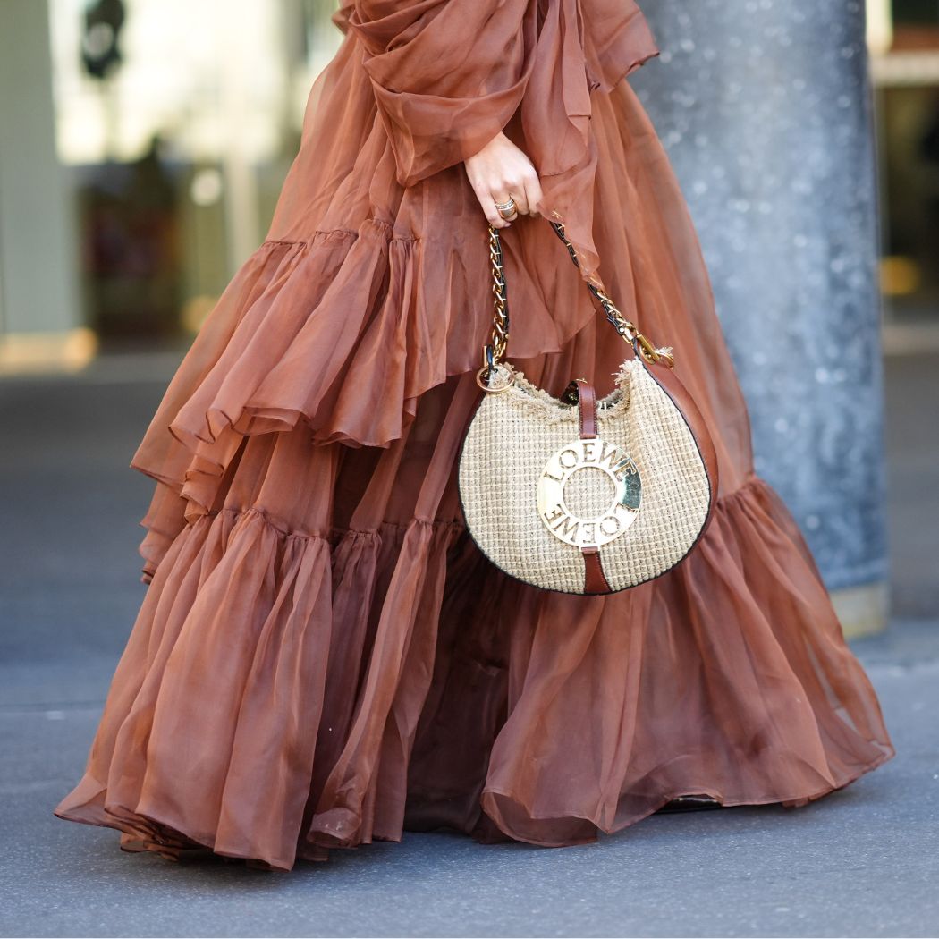 Ekskluzywne sukienki wieczorowe dla 50-latek – przegląd 2024 na wielkie wyjścia